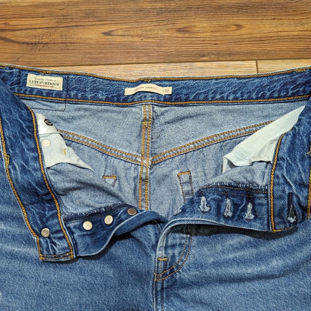 Levi's Ribcage Denim Jean Shorts Raw Hem High Rise Button Fly Women's Size 32 - Picture 3 of 8